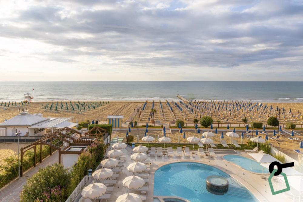 Hotiday Hotel Jesolo Spiaggia Exterior foto
