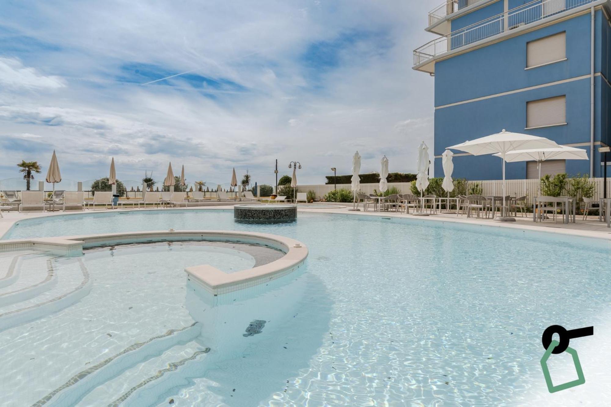 Hotiday Hotel Jesolo Spiaggia Exterior foto